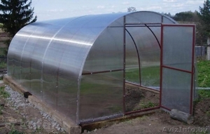 Теплица покрыта поликарбонатом